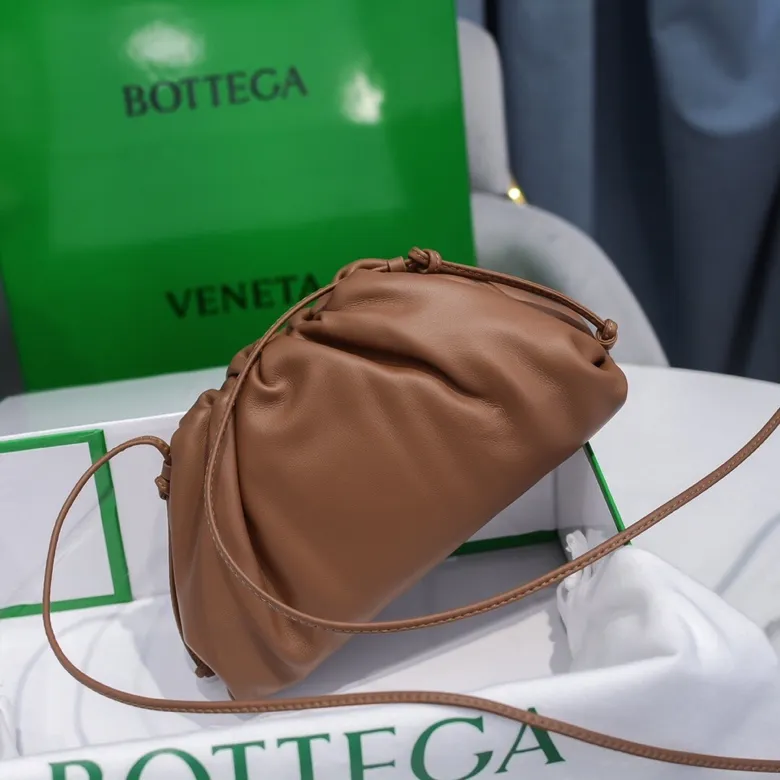 Batch 1120 Bottega Veneta cloud bag ☁️POUCH series Original plain calfskin, super low-key and attractive, soft and casual, major internet celebrity bloggers are crazy about calling it fashionable and classy, ​​lazy and intellectual, small size: 23*13*8 (small cloud plain) caramel color